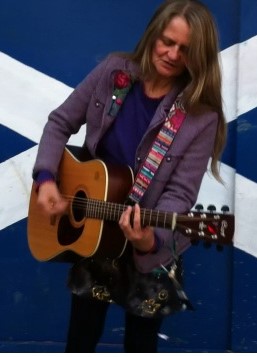 Musik, Dorothea spielt Gitarre